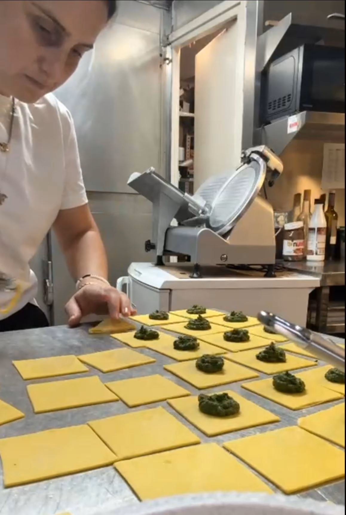 Pasta farcida feta a mà a la cuina del restaurant