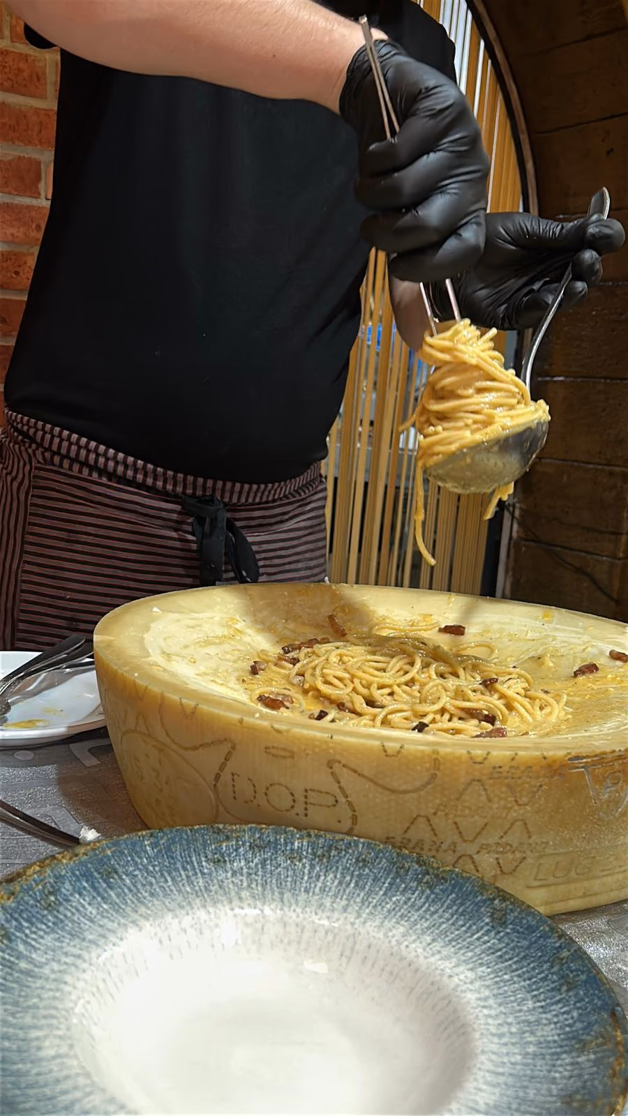 Spaghetti saltats dins d'una roda de parmesà
