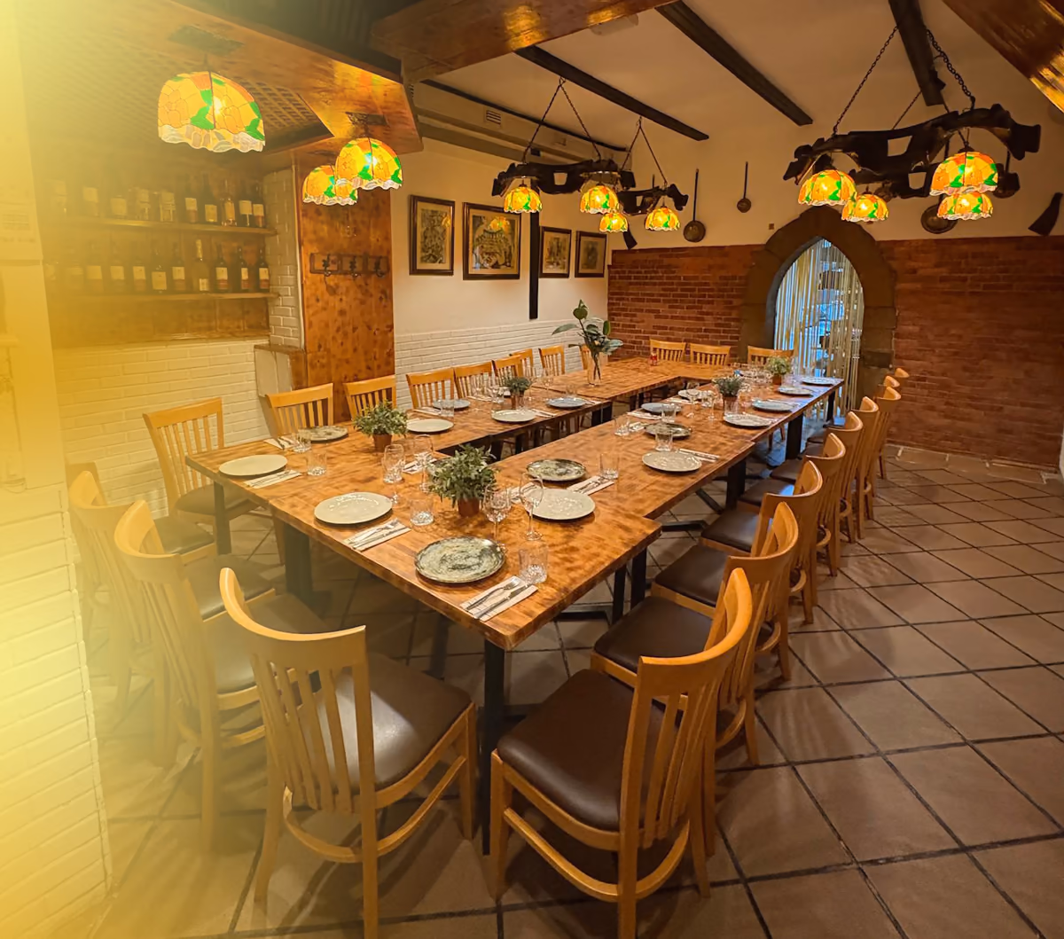 La sala del restaurant amb les taules parades i els llums de colors