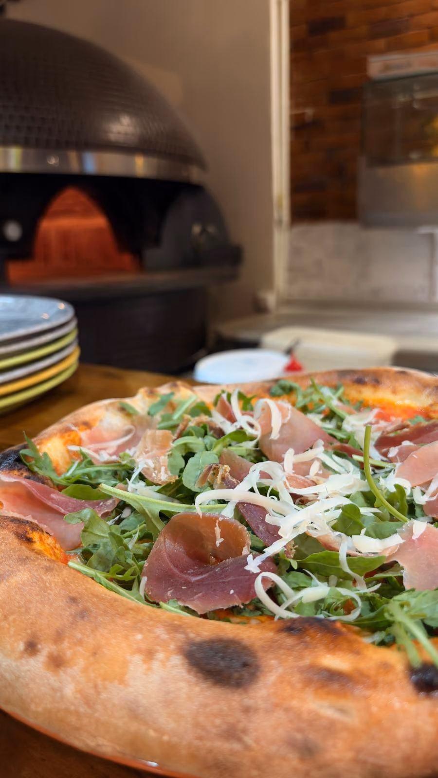Pizza Di Parma amb pernil salat, rúcula i parmesà