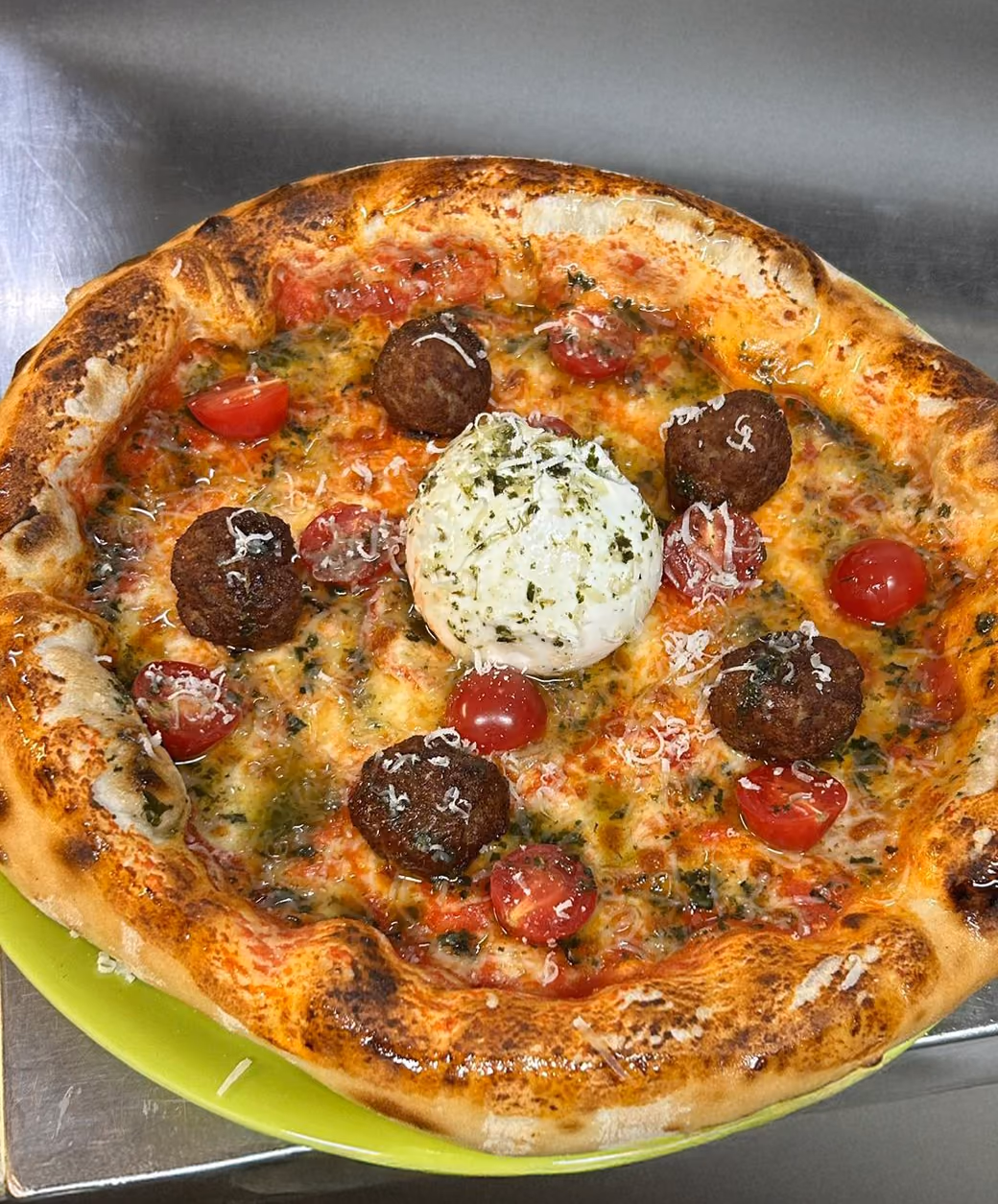 Pizza artesana de Pizzeria Élite acabada de sortir del forn